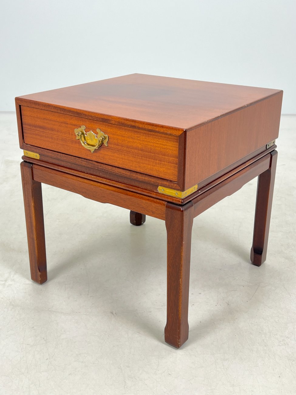 HN1000-spinteles-4 Rytietiško stiliaus raudonmedžio spintelė 50x50x52,5 cm