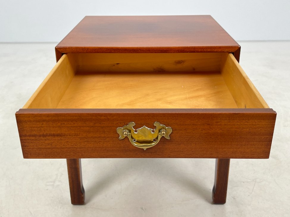 HN1000-spinteles-6 Rytietiško stiliaus raudonmedžio spintelė 50x50x52,5 cm