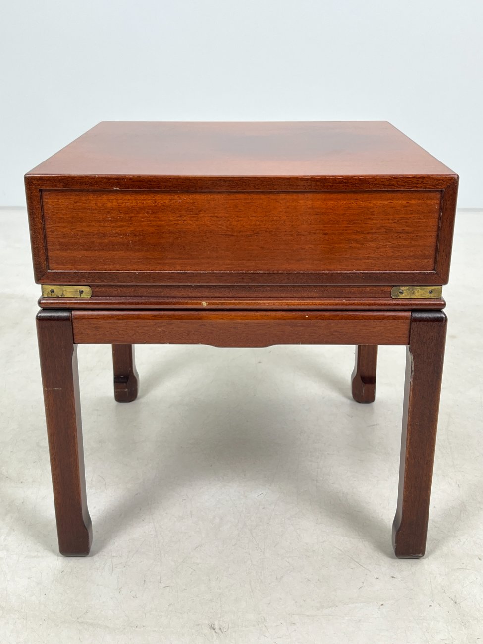 HN1000-spinteles-8 Rytietiško stiliaus raudonmedžio spintelė 50x50x52,5 cm