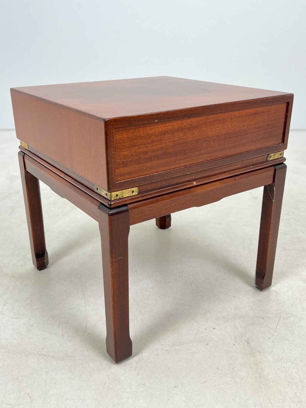 HN1000-spinteles-9 Rytietiško stiliaus raudonmedžio spintelė 50x50x52,5 cm