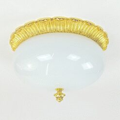 Pakabinamas žalvarinis šviestuvas su balto stiklo gaubtu 29,5x29,5x18 cm