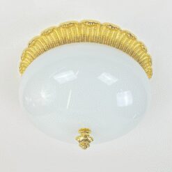 Pakabinamas žalvarinis šviestuvas su balto stiklo gaubtu 29,5×29,5×18 cm