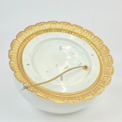 Pakabinamas žalvarinis šviestuvas su balto stiklo gaubtu 29,5×29,5×18 cm