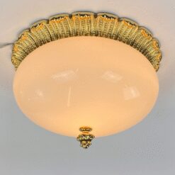 Pakabinamas žalvarinis šviestuvas su balto stiklo gaubtu 29,5×29,5×18 cm