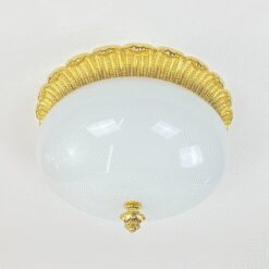 Pakabinamas žalvarinis šviestuvas su balto stiklo gaubtu 29,5×29,5×18 cm