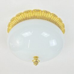 Pakabinamas žalvarinis šviestuvas su balto stiklo gaubtu 29,5×29,5×18 cm