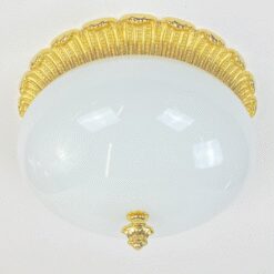 Pakabinamas žalvarinis šviestuvas su balto stiklo gaubtu 29,5×29,5×18 cm