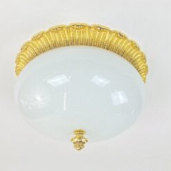 Pakabinamas žalvarinis šviestuvas su balto stiklo gaubtu 29,5×29,5×18 cm