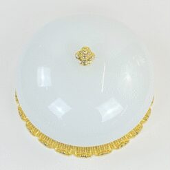 Pakabinamas žalvarinis šviestuvas su balto stiklo gaubtu 29,5×29,5×18 cm