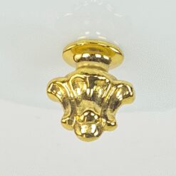 Pakabinamas žalvarinis šviestuvas su balto stiklo gaubtu 29,5×29,5×18 cm