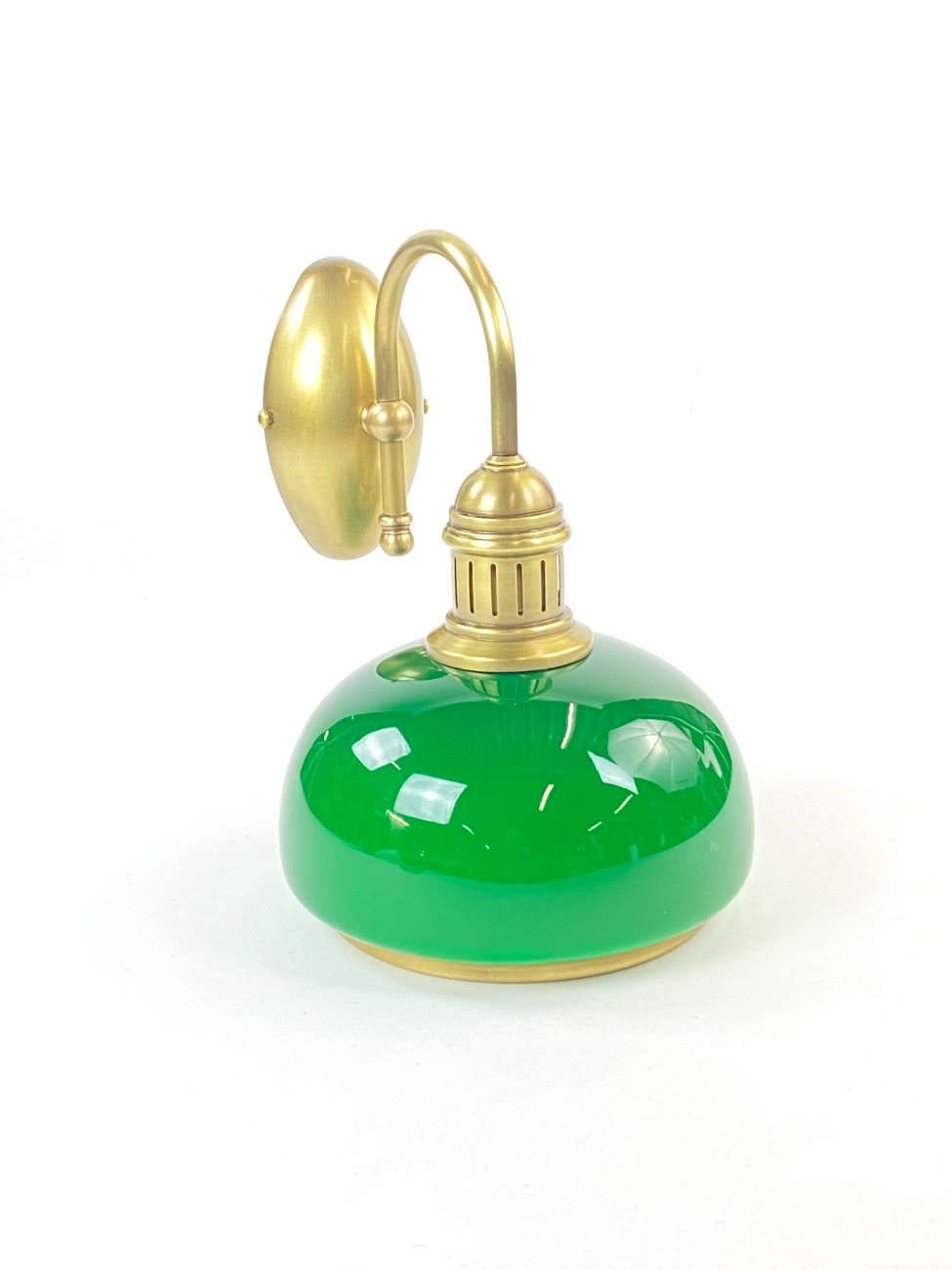 HN1081-sieniniai-sviestuvai-1 Žalvarinis sieninis šviestuvas su žalios spalvos stiklo gaubtu 24x19x25 cm