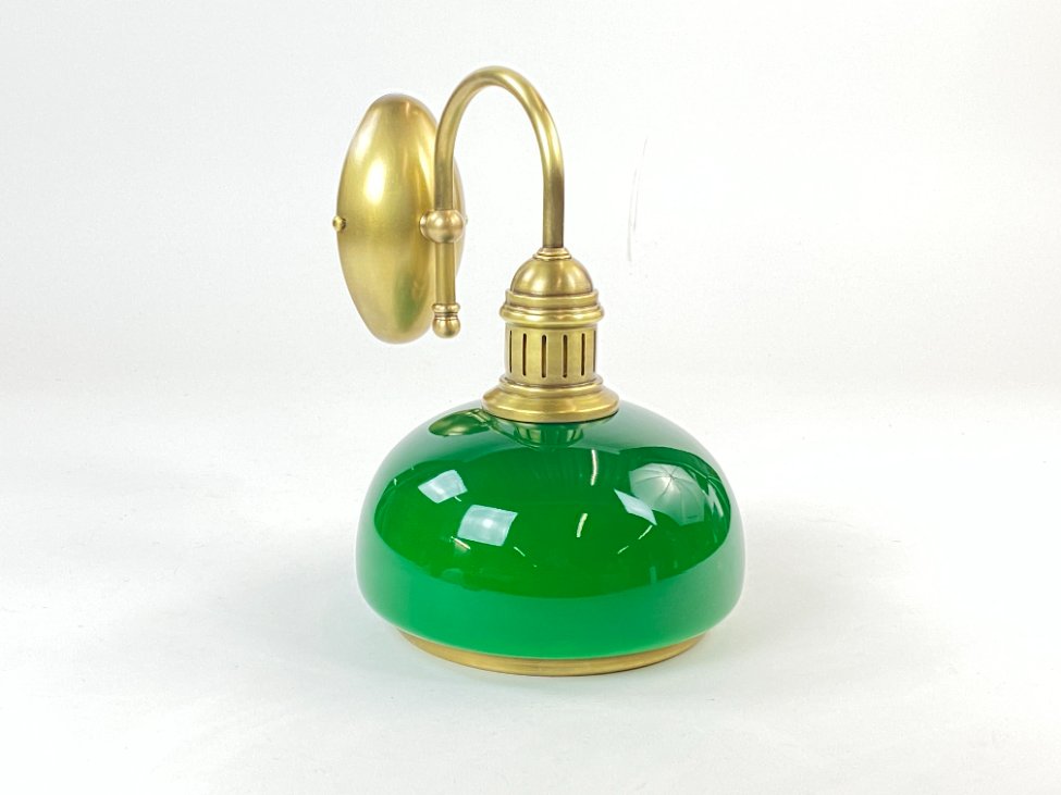 HN1081-sieniniai-sviestuvai-2 Žalvarinis sieninis šviestuvas su žalios spalvos stiklo gaubtu 24x19x25 cm