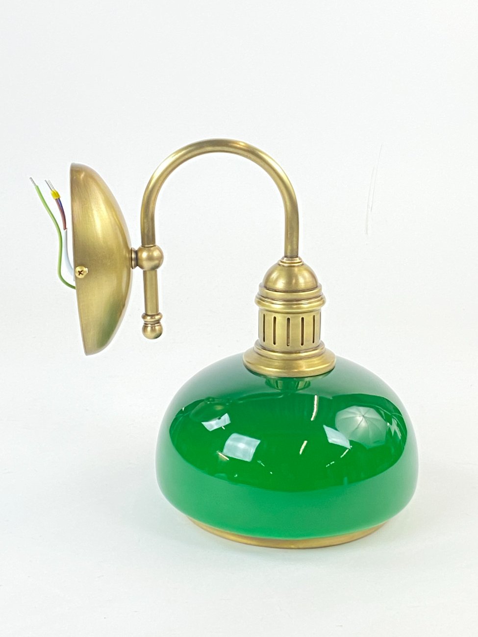 HN1081-sieniniai-sviestuvai-3 Žalvarinis sieninis šviestuvas su žalios spalvos stiklo gaubtu 24x19x25 cm