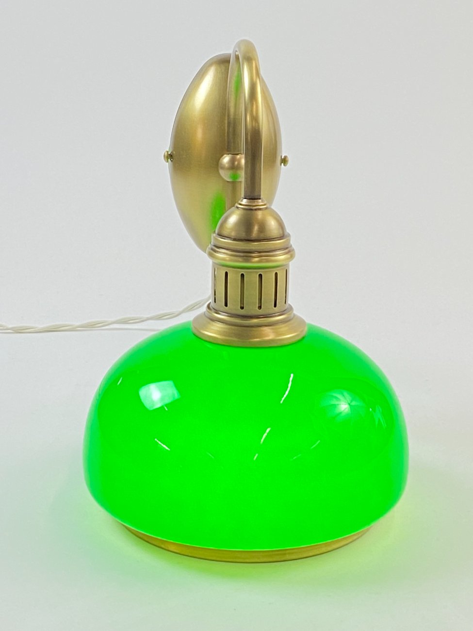 HN1081-sieniniai-sviestuvai-7 Žalvarinis sieninis šviestuvas su žalios spalvos stiklo gaubtu 24x19x25 cm