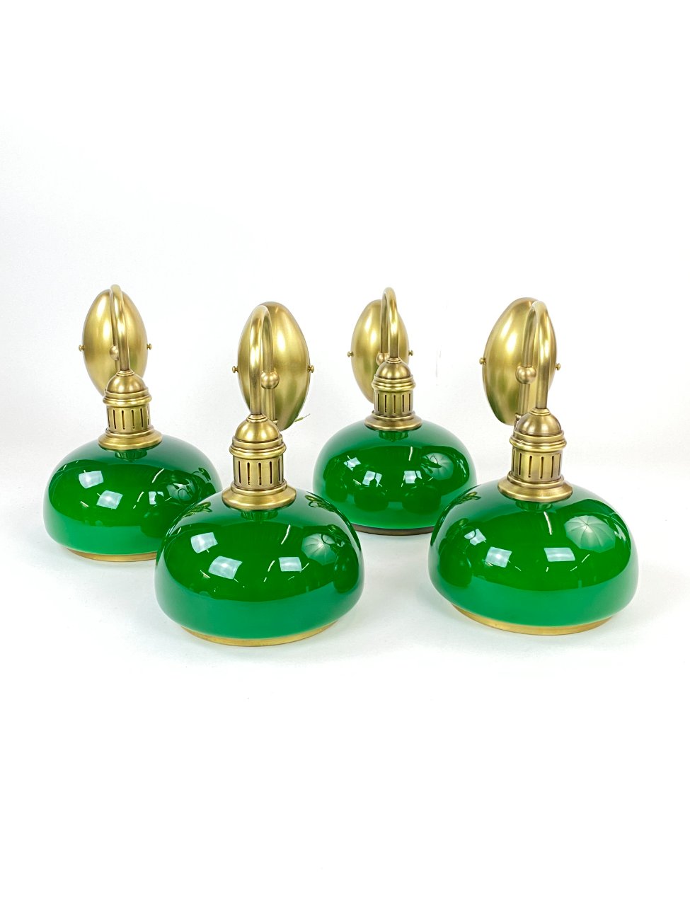 HN1081-sieniniai-sviestuvai-8 Žalvarinis sieninis šviestuvas su žalios spalvos stiklo gaubtu 24x19x25 cm