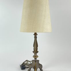 Žalvarinis stalinis šviestuvas šviesiu tekstilės gaubtu 26x26x57,5 cm