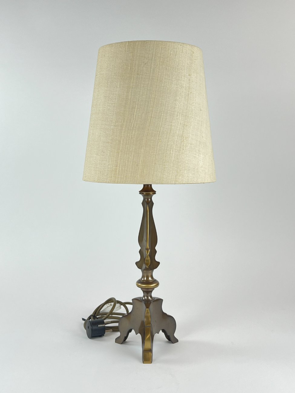 HN1114-staliniai-sviestuvai-1 Žalvarinis stalinis šviestuvas šviesiu tekstilės gaubtu 26x26x57,5 cm