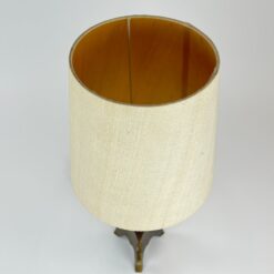 Žalvarinis stalinis šviestuvas šviesiu tekstilės gaubtu 26x26x57,5 cm