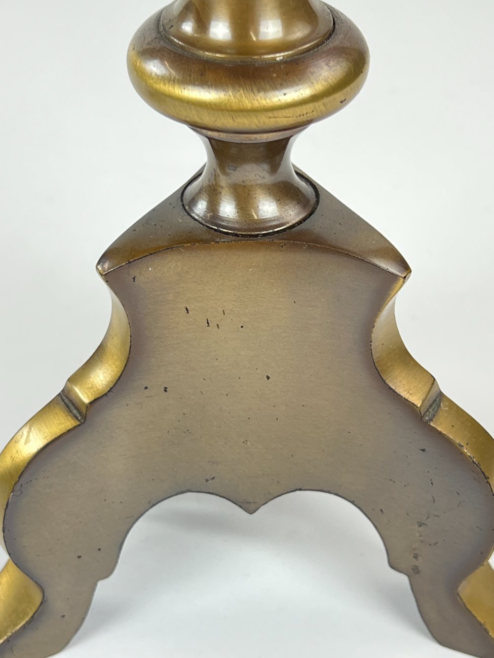 HN1114-staliniai-sviestuvai-14 Žalvarinis stalinis šviestuvas šviesiu tekstilės gaubtu 26x26x57,5 cm