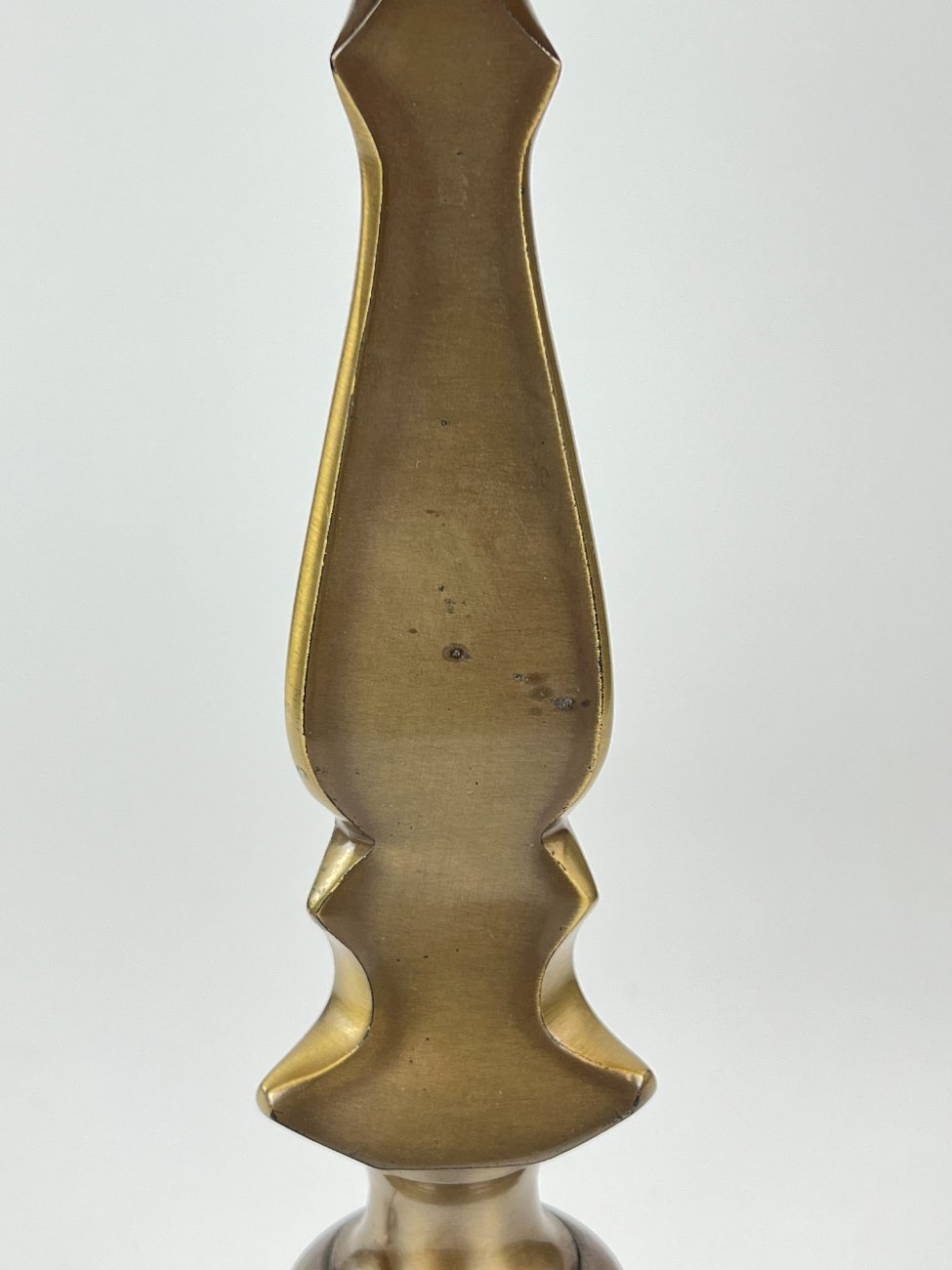 HN1114-staliniai-sviestuvai-15 Žalvarinis stalinis šviestuvas šviesiu tekstilės gaubtu 26x26x57,5 cm