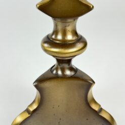 Žalvarinis stalinis šviestuvas šviesiu tekstilės gaubtu 26x26x57,5 cm