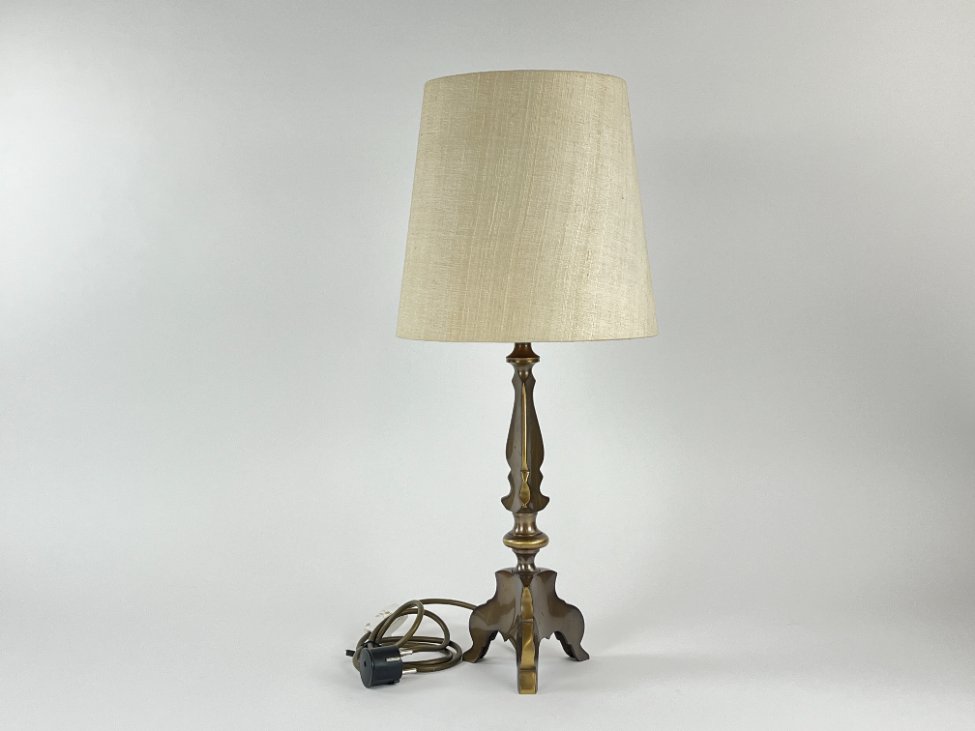 HN1114-staliniai-sviestuvai-2 Žalvarinis stalinis šviestuvas šviesiu tekstilės gaubtu 26x26x57,5 cm