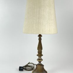 Žalvarinis stalinis šviestuvas šviesiu tekstilės gaubtu 26x26x57,5 cm