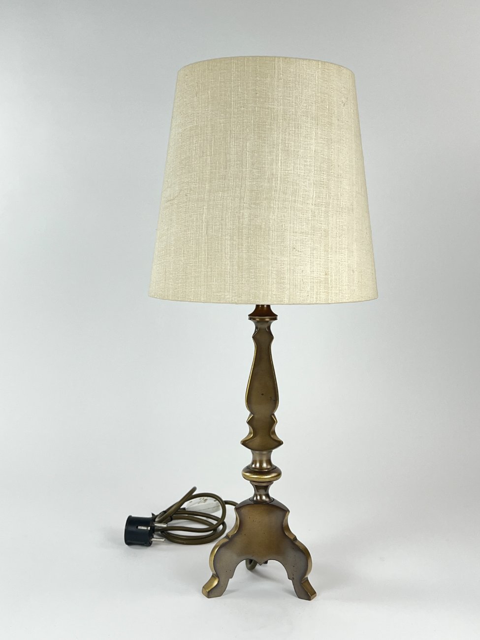 HN1114-staliniai-sviestuvai-3 Žalvarinis stalinis šviestuvas šviesiu tekstilės gaubtu 26x26x57,5 cm