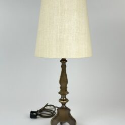 Žalvarinis stalinis šviestuvas šviesiu tekstilės gaubtu 26x26x57,5 cm