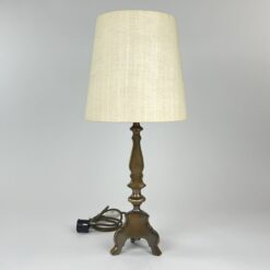 Žalvarinis stalinis šviestuvas šviesiu tekstilės gaubtu 26x26x57,5 cm