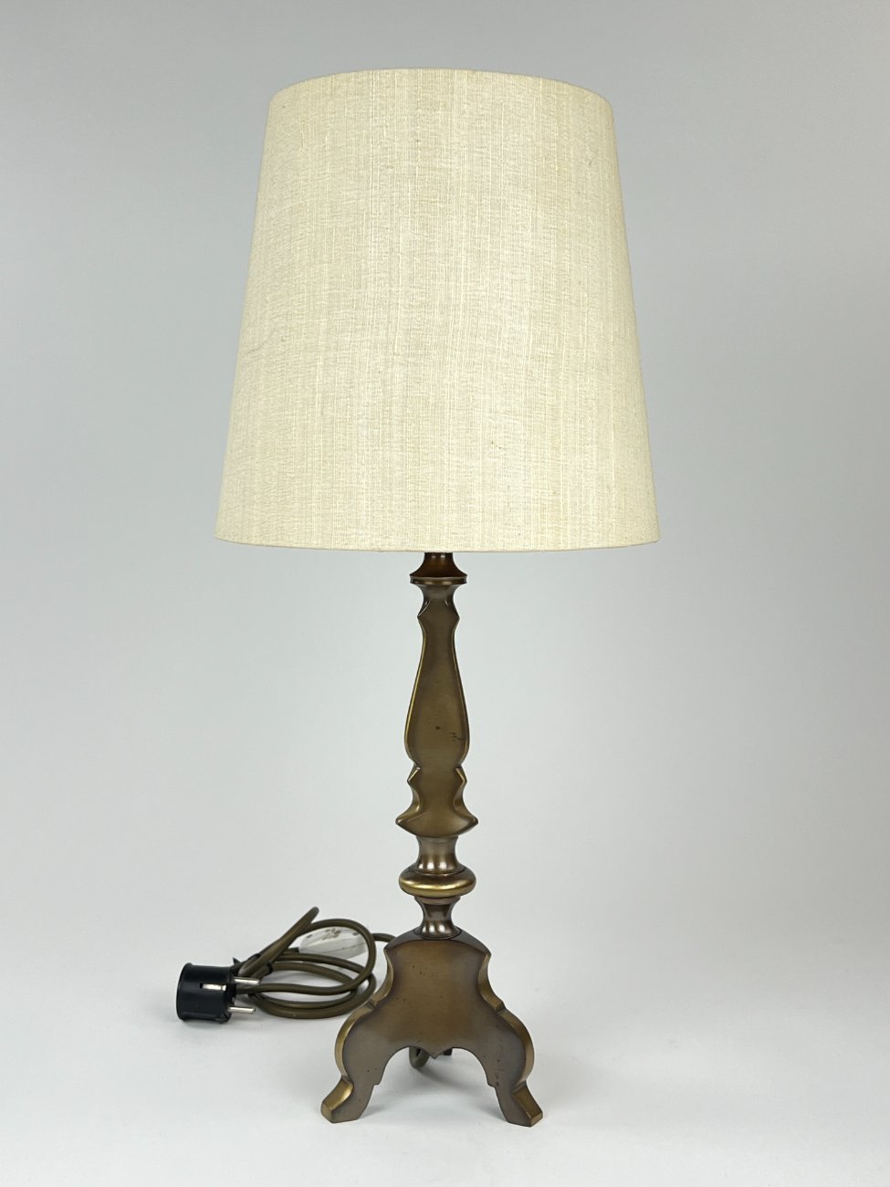 HN1114-staliniai-sviestuvai-6 Žalvarinis stalinis šviestuvas šviesiu tekstilės gaubtu 26x26x57,5 cm