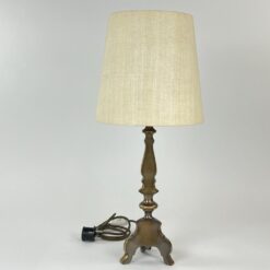 Žalvarinis stalinis šviestuvas šviesiu tekstilės gaubtu 26x26x57,5 cm