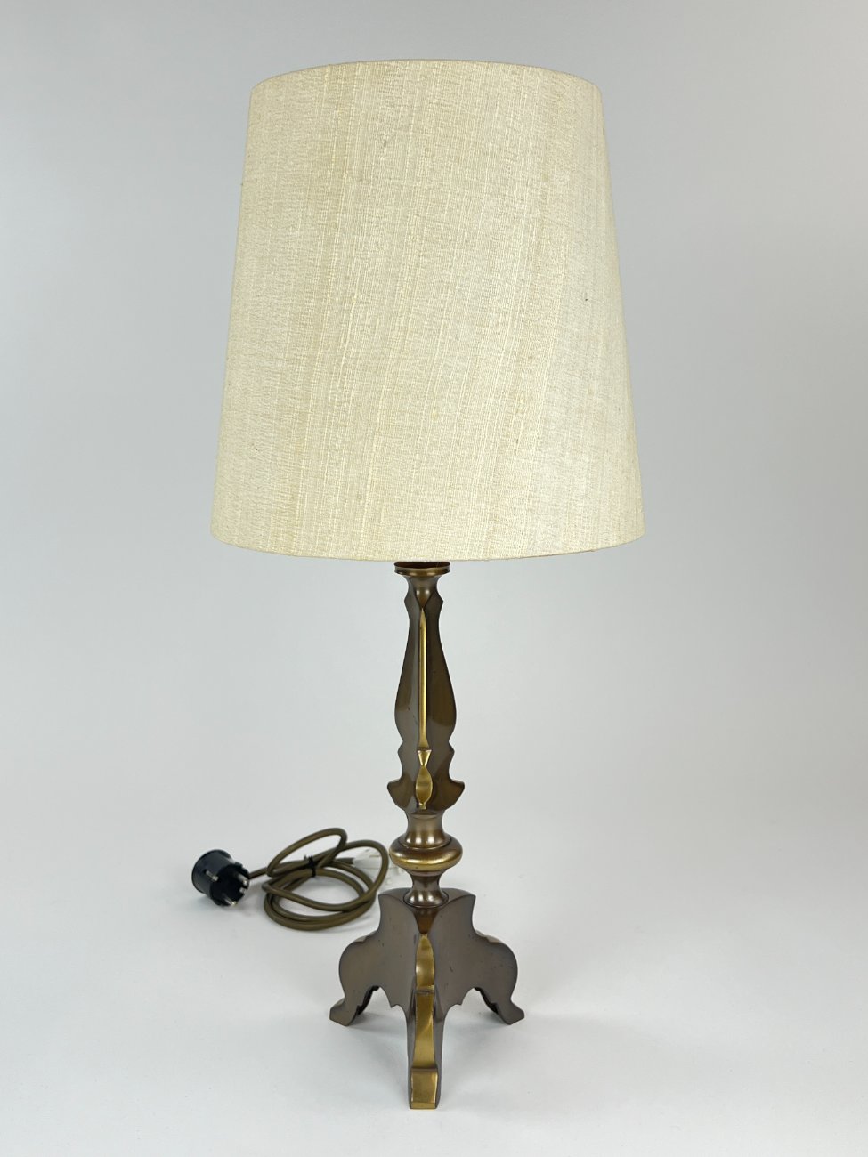 HN1114-staliniai-sviestuvai-9 Žalvarinis stalinis šviestuvas šviesiu tekstilės gaubtu 26x26x57,5 cm