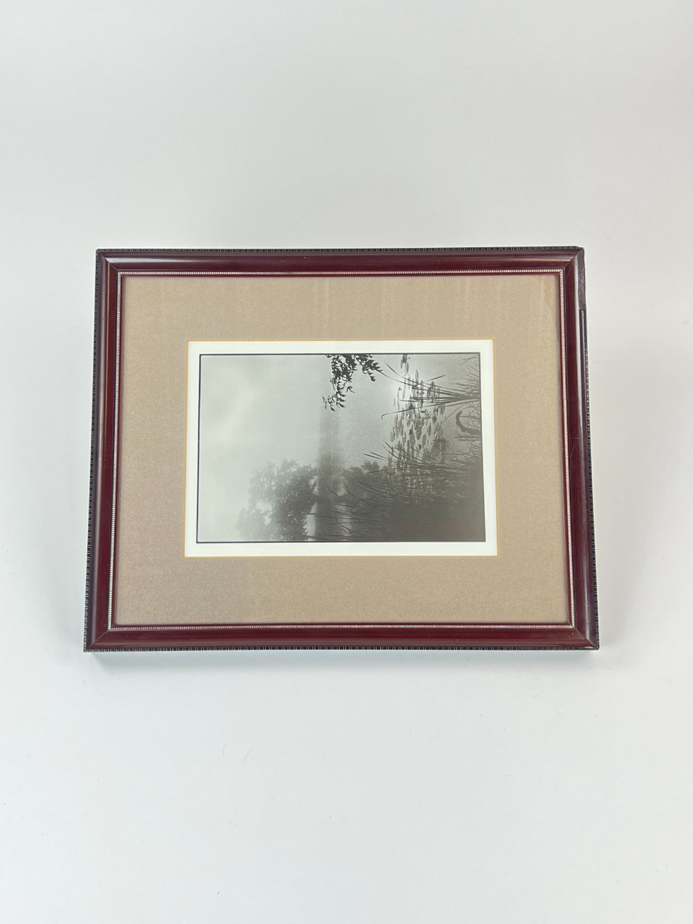 HN1118-grafika-ir-printai-4 Migloto gamtos peizažo printas mediniame rėme su stiklu 2×32,5×40 cm