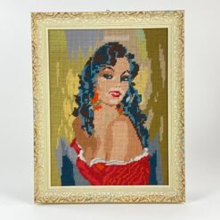 Siuvinėtas moters portretas mediniame rėme 3x32x40 cm