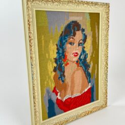 Siuvinėtas moters portretas mediniame rėme 3x32x40 cm