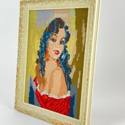 Siuvinėtas moters portretas mediniame rėme 3x32x40 cm