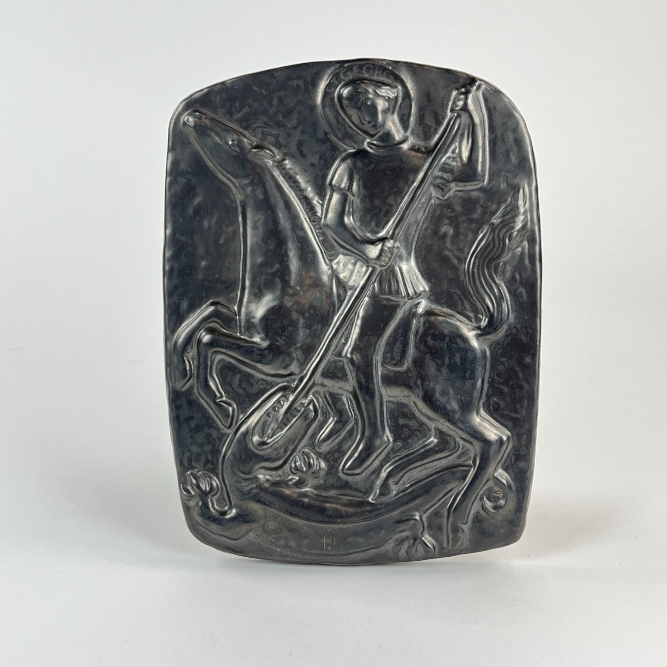 HN1135-religines-skulpturos-ir-paveikslai-0 Keramikinis bareljefas “Šventasis Jurgis ir drakonas” 2,5x19x25,5 cm