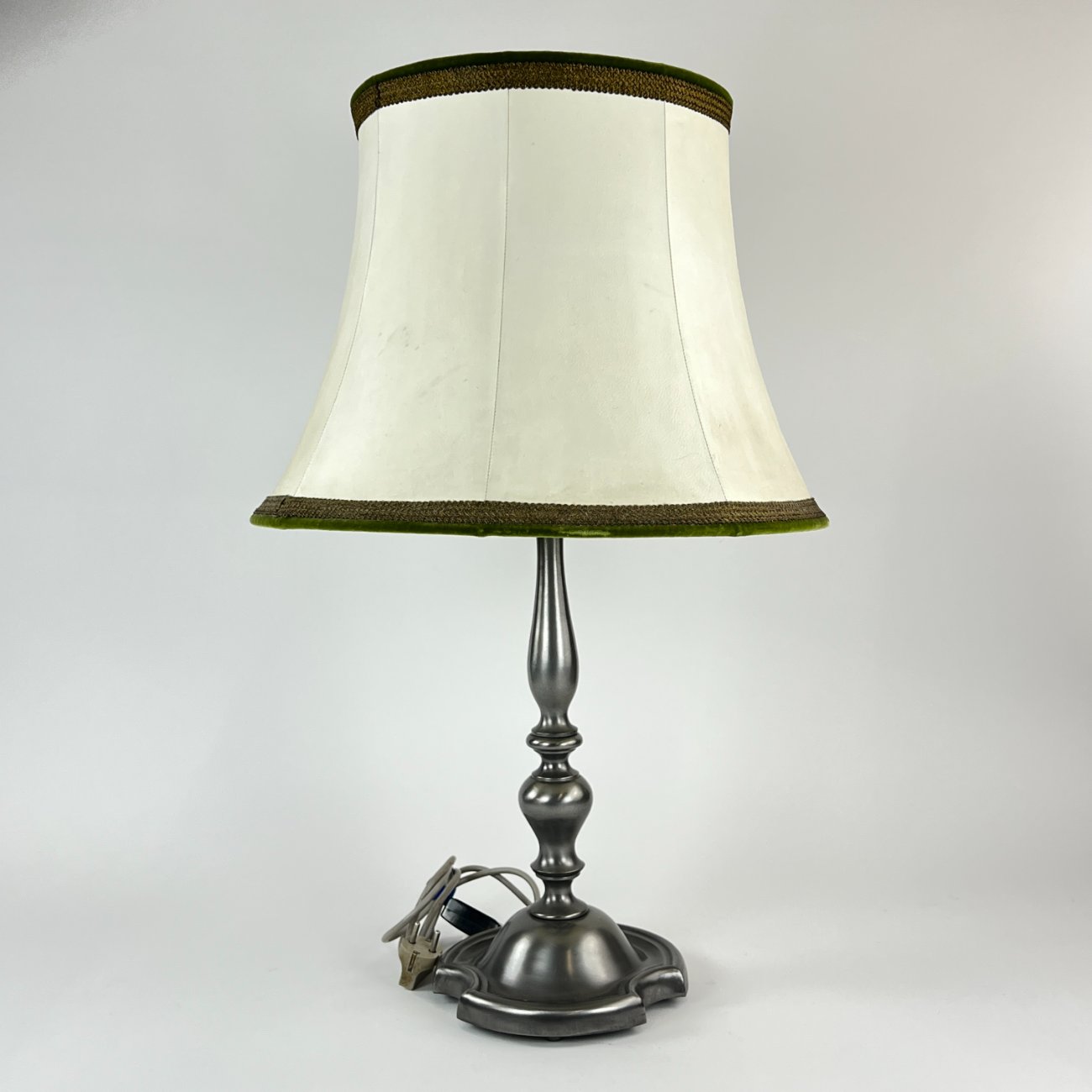 HN1136-staliniai-sviestuvai-0 Alavinis stalinis šviestuvas šviesiu eko odos gaubtu 46x46x75 cm