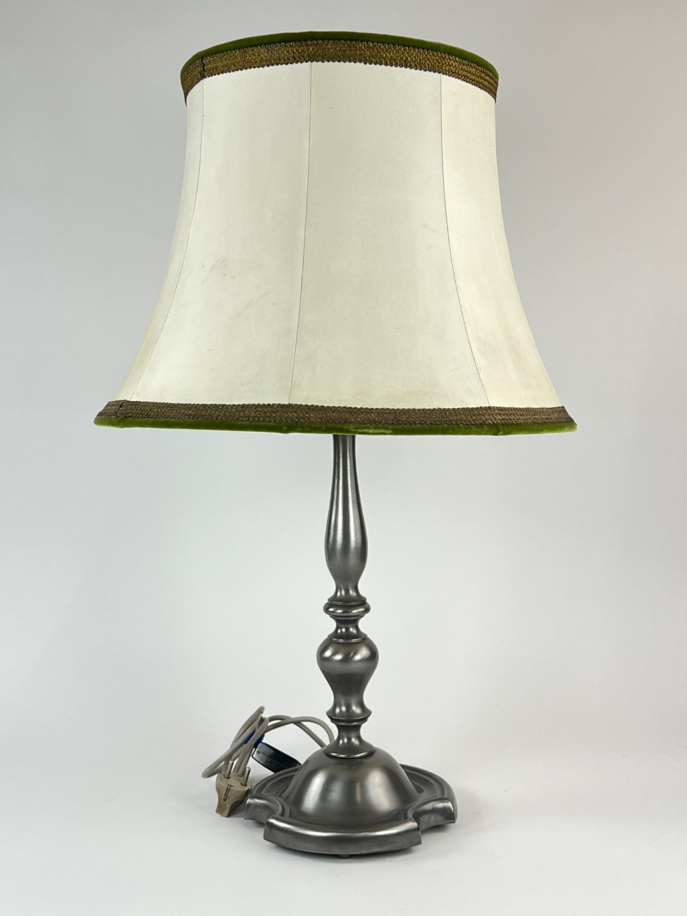 HN1136-staliniai-sviestuvai-1 Alavinis stalinis šviestuvas šviesiu eko odos gaubtu 46x46x75 cm