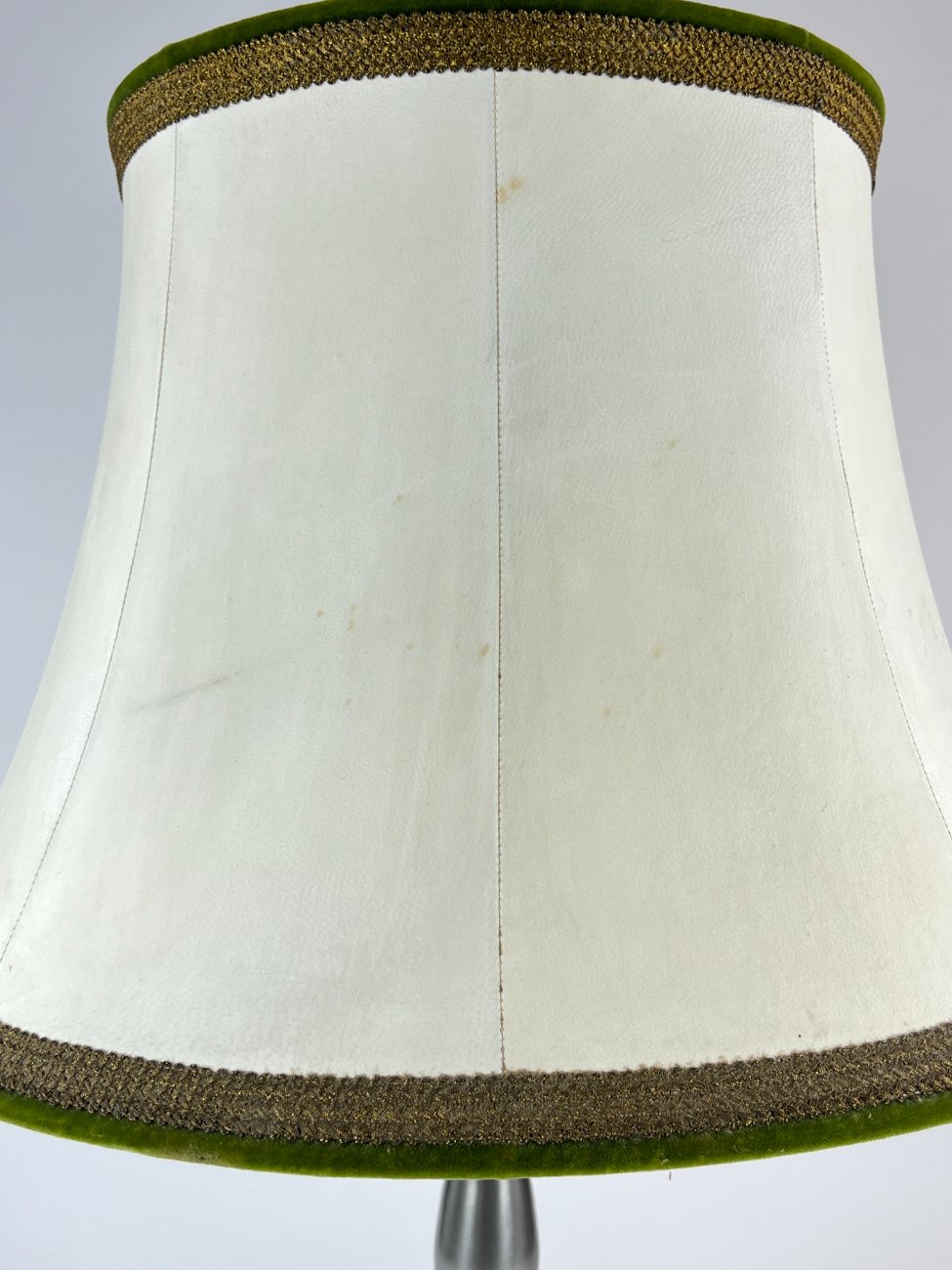 HN1136-staliniai-sviestuvai-12 Alavinis stalinis šviestuvas šviesiu eko odos gaubtu 46x46x75 cm