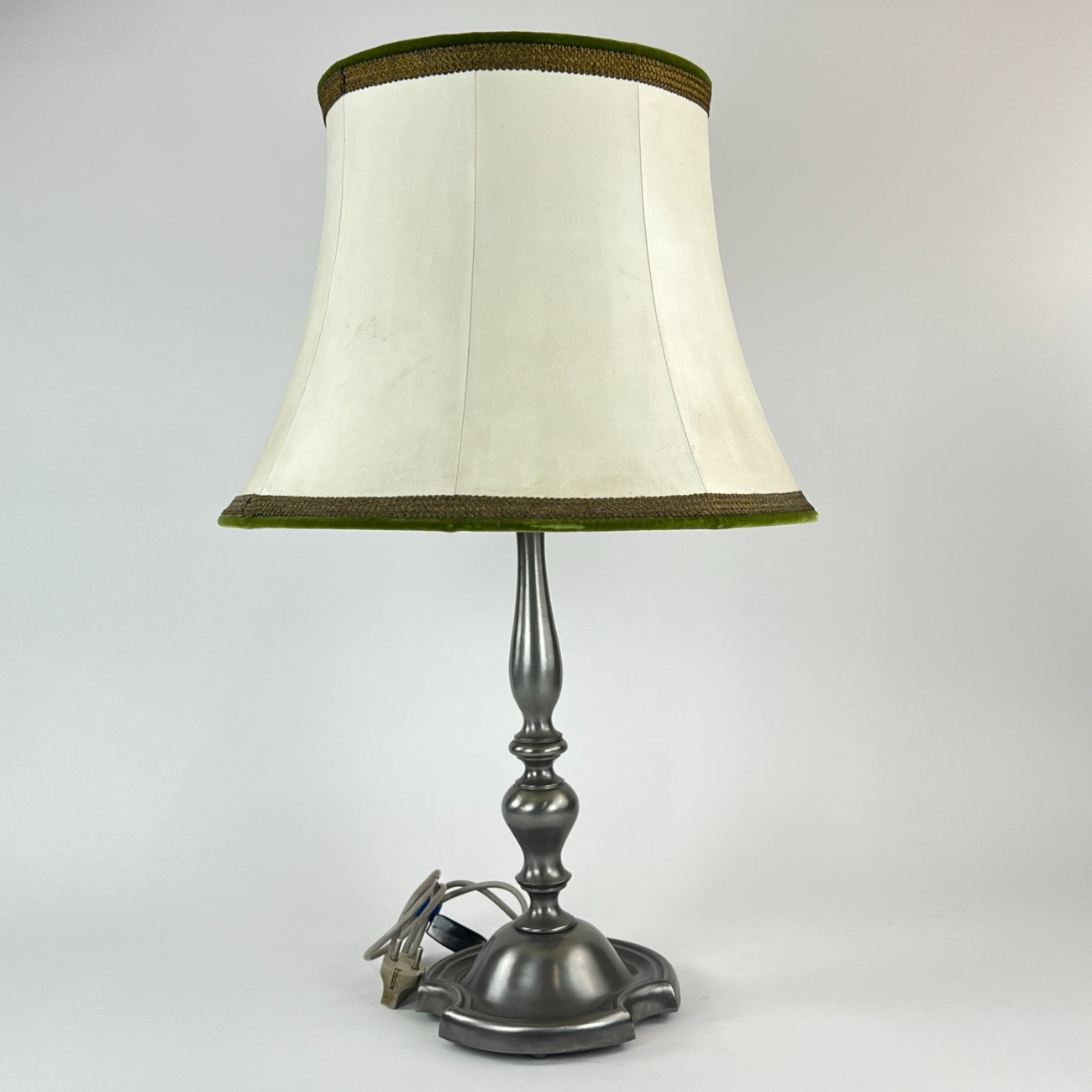 HN1136-staliniai-sviestuvai-2 Alavinis stalinis šviestuvas šviesiu eko odos gaubtu 46x46x75 cm