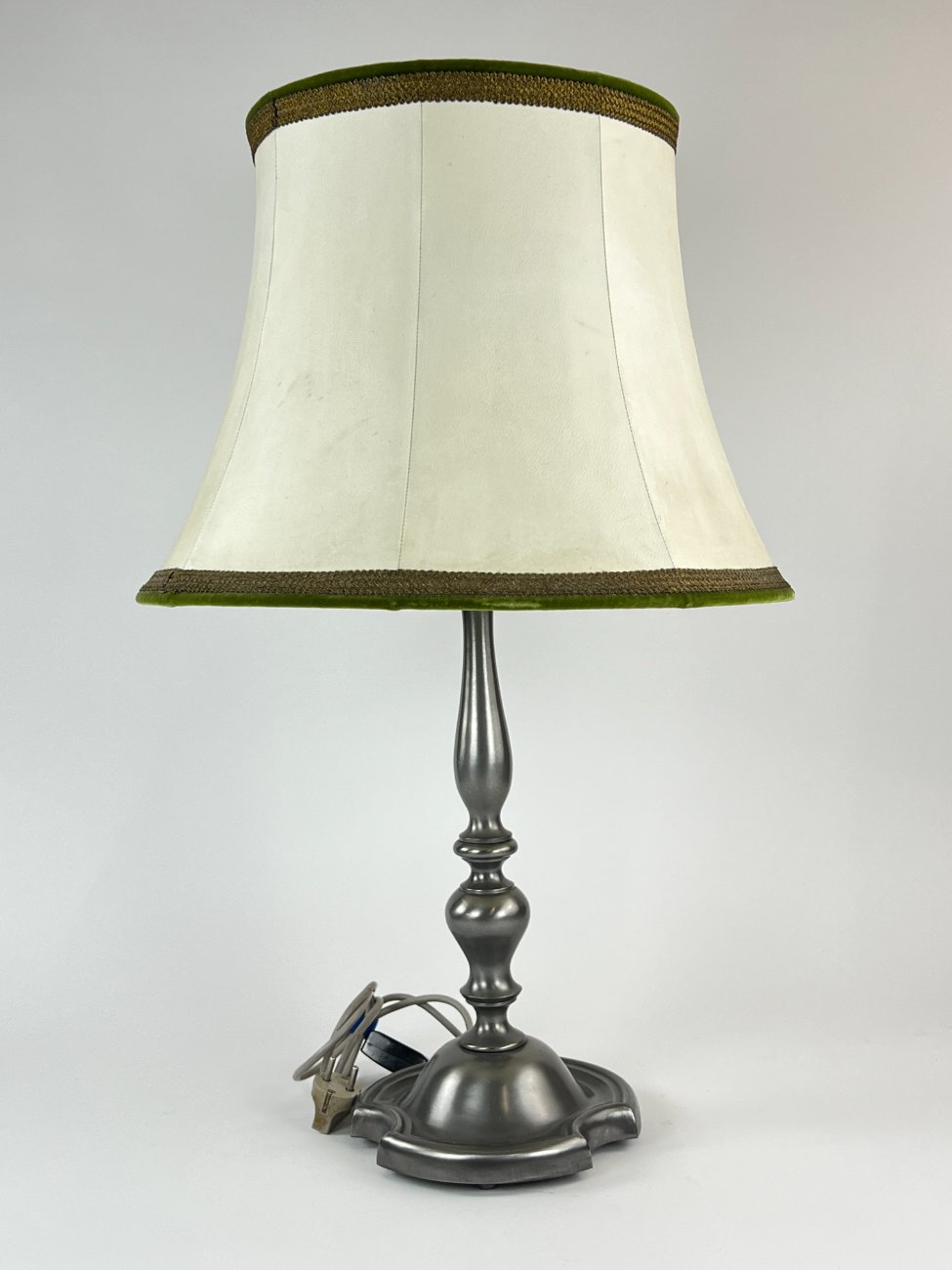 HN1136-staliniai-sviestuvai-3 Alavinis stalinis šviestuvas šviesiu eko odos gaubtu 46x46x75 cm