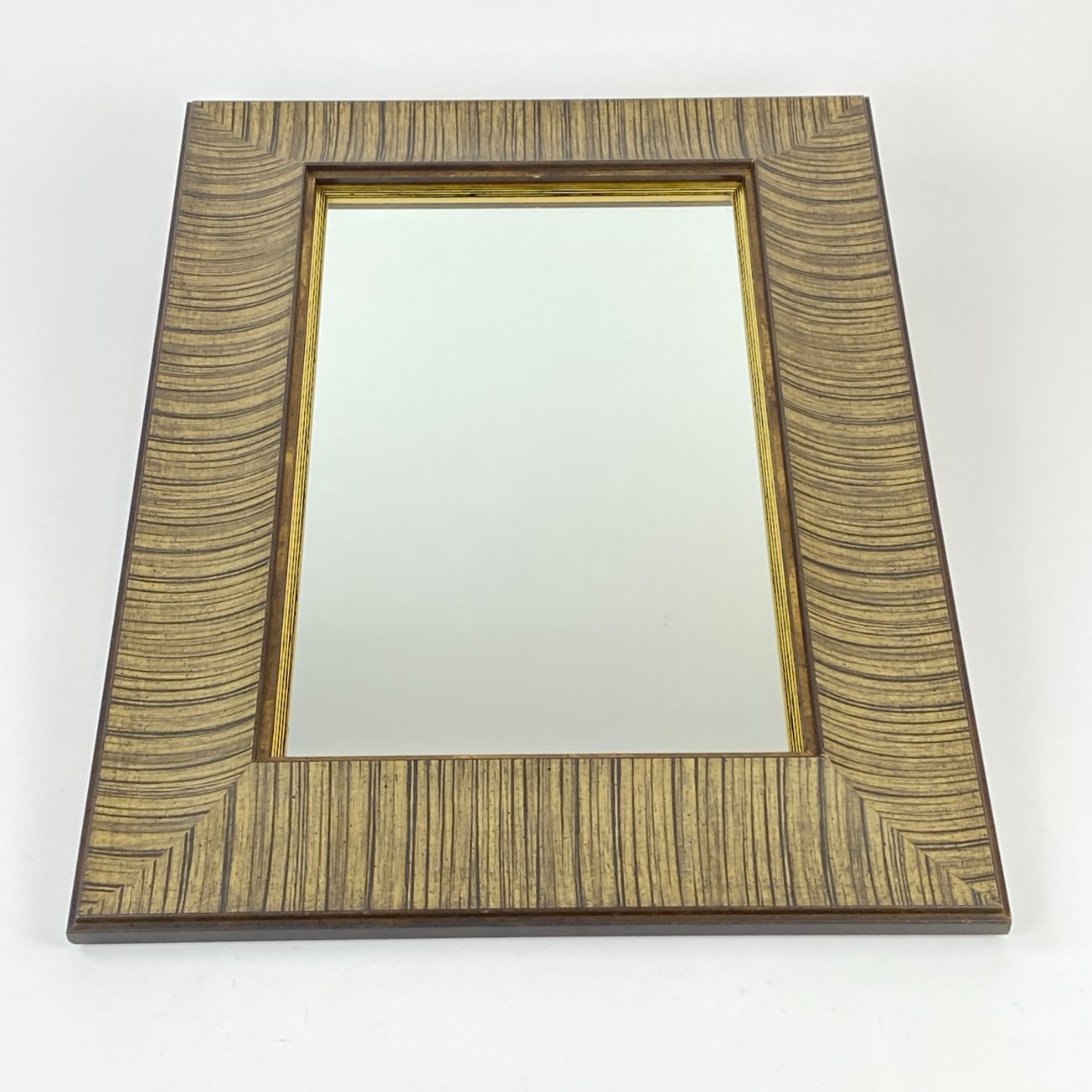 CY0351-veidrodziai-0 Stačiakampis klasikinio stiliaus veidrodis mediniame rėme 3x40x55,5 cm