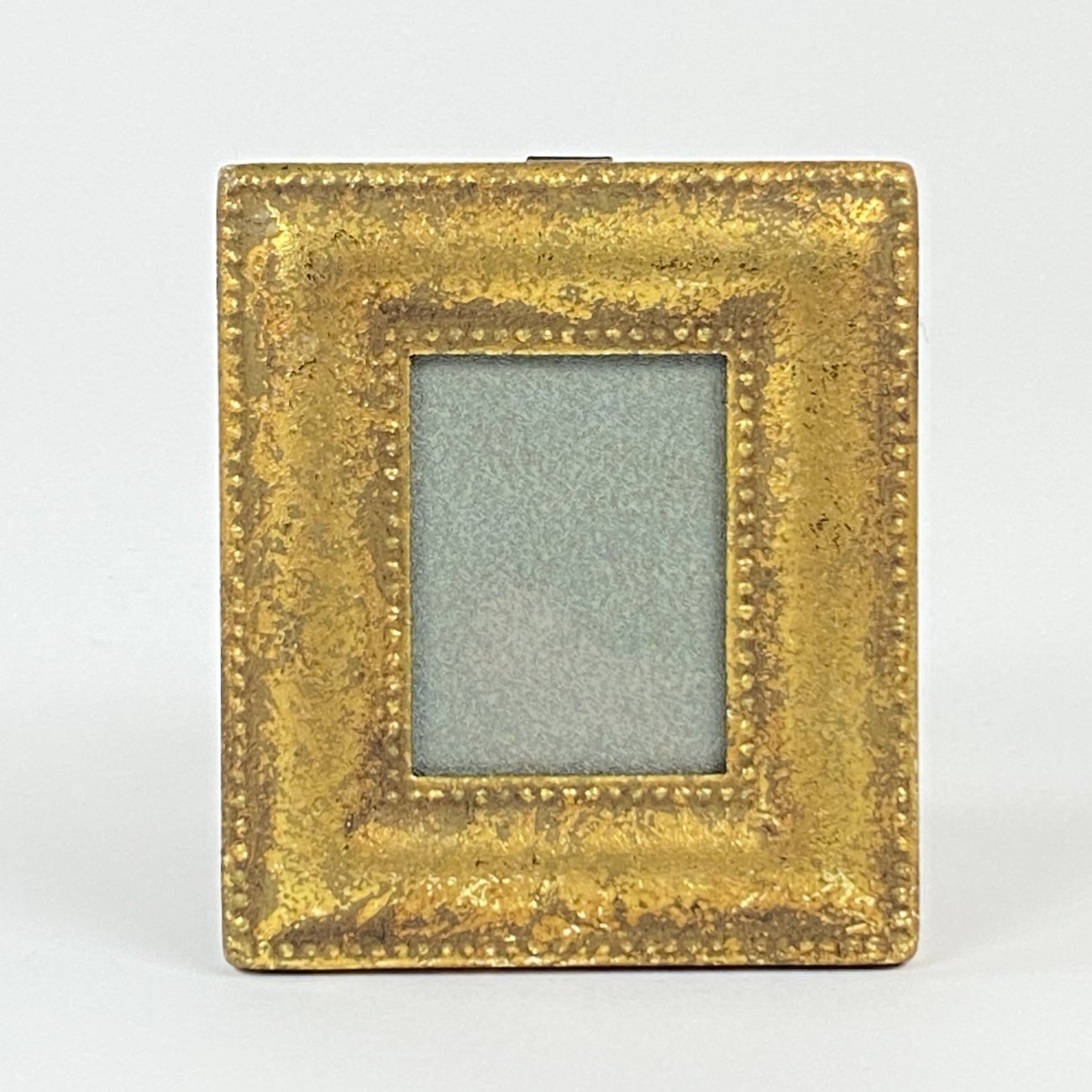 CY0355-remai-ir-remeliai-0 Miniatiūrinis kabinamas sendintas aukso spalvos rėmelis 1x8x9,5 cm