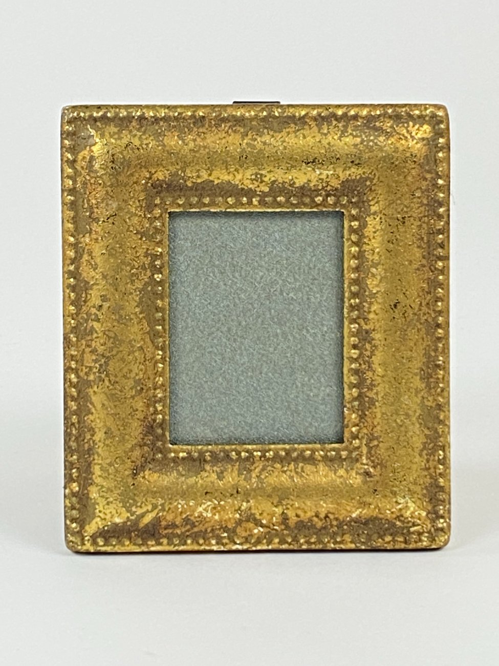 CY0355-remai-ir-remeliai-1 Miniatiūrinis kabinamas sendintas aukso spalvos rėmelis 1x8x9,5 cm