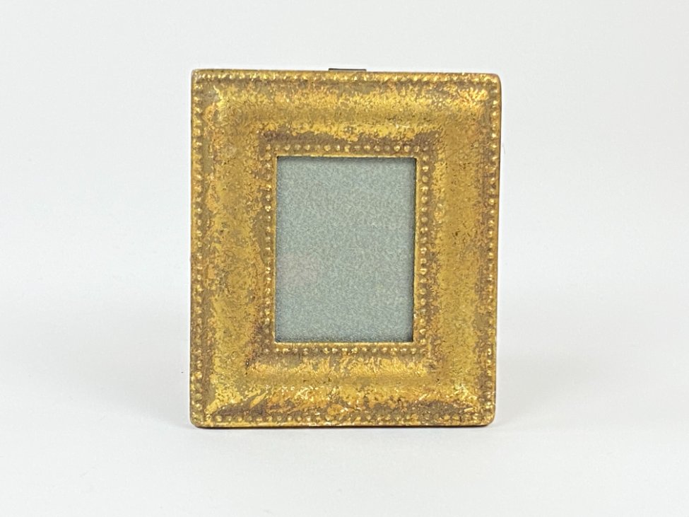 CY0355-remai-ir-remeliai-2 Miniatiūrinis kabinamas sendintas aukso spalvos rėmelis 1x8x9,5 cm