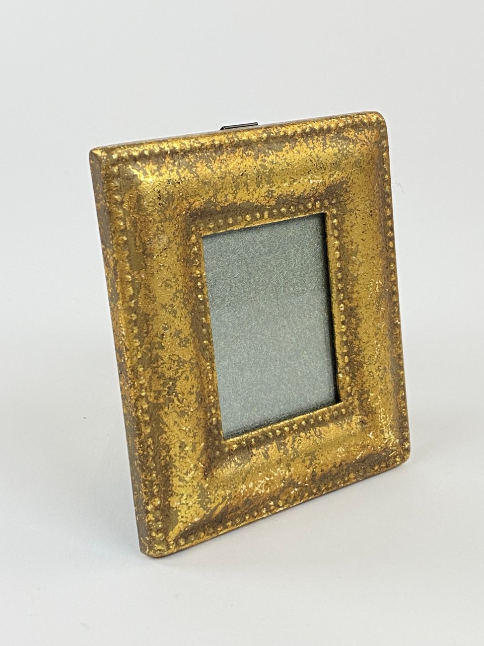 CY0355-remai-ir-remeliai-3 Miniatiūrinis kabinamas sendintas aukso spalvos rėmelis 1x8x9,5 cm