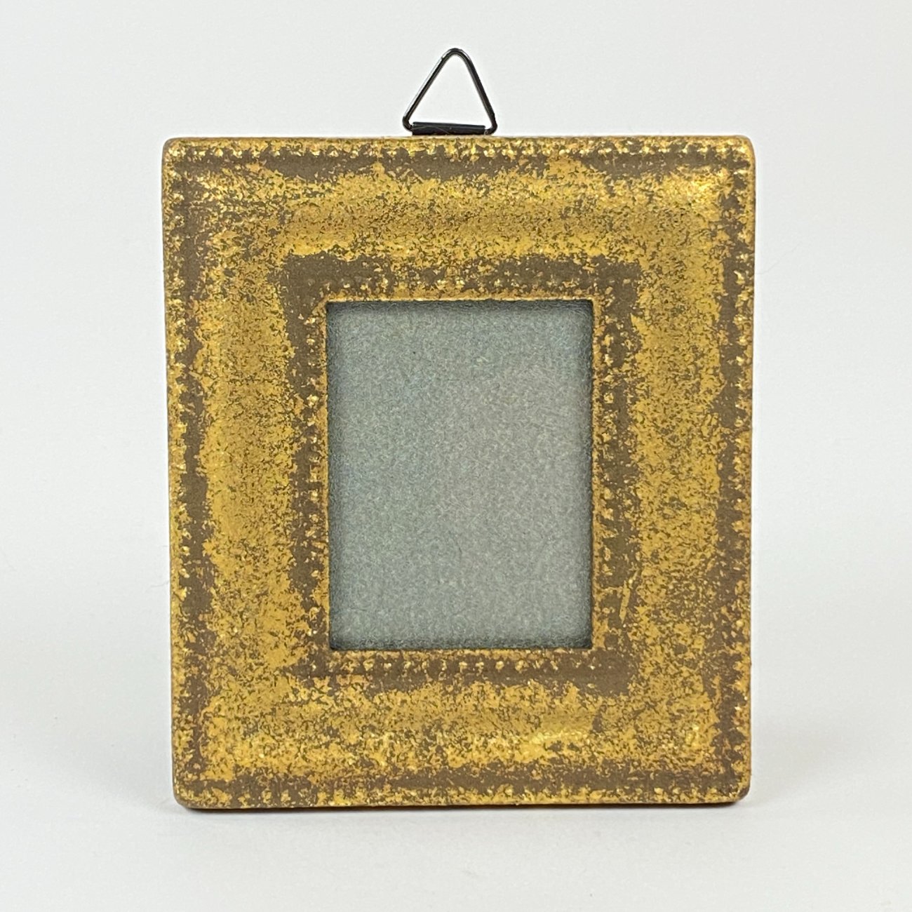 CY0359-remai-ir-remeliai-0 Miniatiūrinis kabinamas sendintas aukso spalvos rėmelis 1x8x9,5 cm