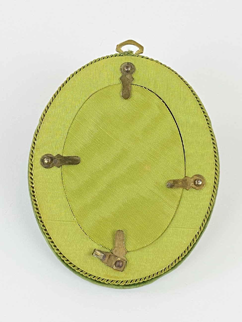 CY0360-remai-ir-remeliai-5 Ovalus kabinamas rėmelis iš veliūro 1,5×10,5×13,5 cm